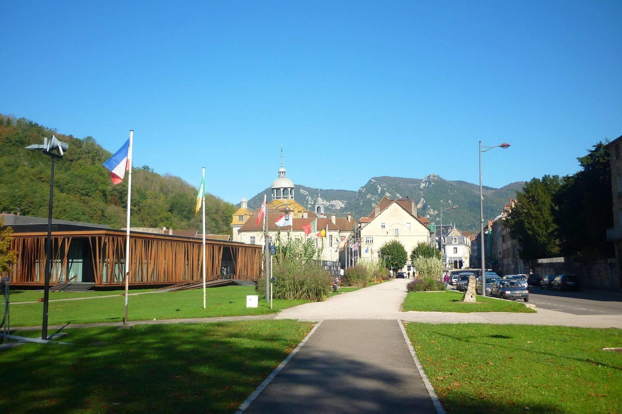 Logis Hotel Des Deux Forts Salins-les-Bains Exterior foto